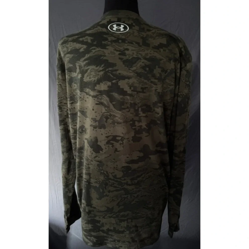 Under Armour Mens Camo Long Sleeve Shirt Medium Loose Fit Digital Camouflage